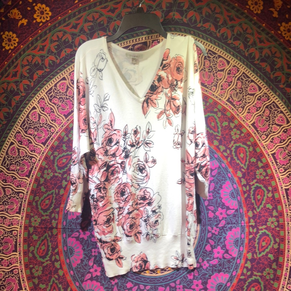 Roz & Ali v-neck sweater with open shoulder slits , white with rose print